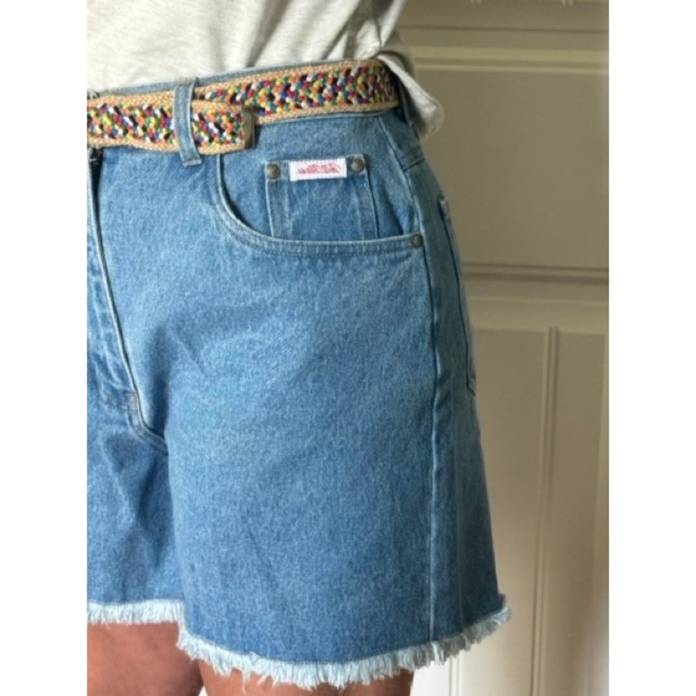 Bill Blass Vintage High Waisted Denim Shorts Blue Frayed Hem Size 12 with Belt